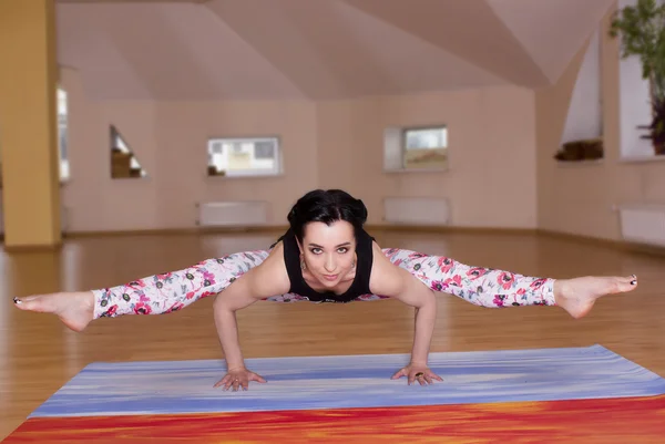 Wanita muda melakukan yoga di dalam ruangan — Stok Foto