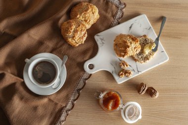 Kahvaltınız masada hazır. Çörek, tereyağı, reçel, fındık ve kahve.