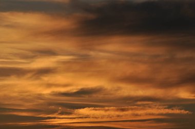 Gün batımının muhteşem renkleri. Güzel bulutlar