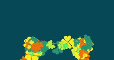 Aziz Patrick Günü yoncaları uçan animasyonlar. Dört yapraklı ve üç yapraklı yonca. Yatay bileşim, 4k video kalitesi