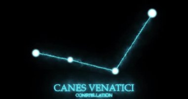 Canes Venatici takımyıldızı. Işık ışınları, lazer ışığı, parlak mavi renk. Gece gökyüzünde yıldızlar. Yıldızlar ve galaksiler kümesi. Yatay bileşim, 4k video kalitesi