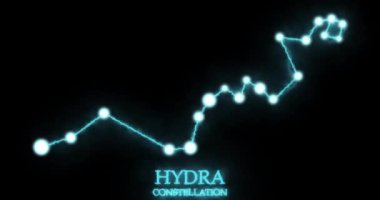 Hydra takımyıldızı. Işık ışınları, lazer ışığı, parlak mavi renk. Gece gökyüzünde yıldızlar. Yıldızlar ve galaksiler kümesi. Yatay bileşim, 4k video kalitesi