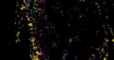 Uçan soyut parçacıklar. Bokeh etkisi. Çok renkli parçacıklar siyah arkaplanda uçar. Yatay bileşim, 4k video kalitesi