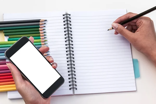 Kadın/kız holding smartphone ve çizim