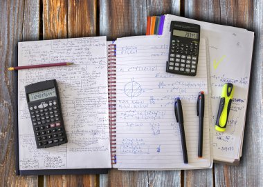 Eğitim materyalleri ahşap bir masa üzerinde