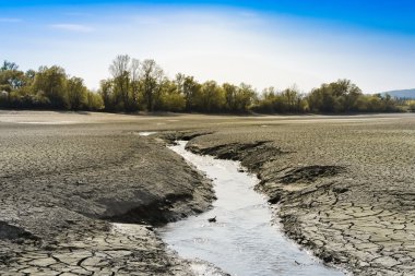 Su birikintisi kurur, su dolambaçlı bir dere haline gelir