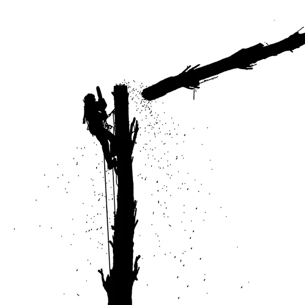 Человек с бензопилой срубает дерево — стоковое фото