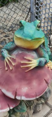 Bahçe için mantarlı bir kurbağa figürü.