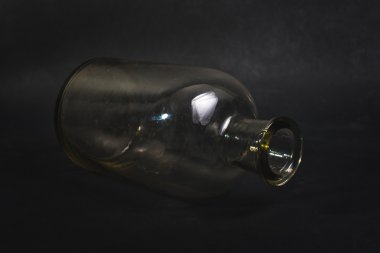 Boş cam şişe, izole