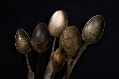 Siyah bir arka plan üzerinde Vintage kaşık