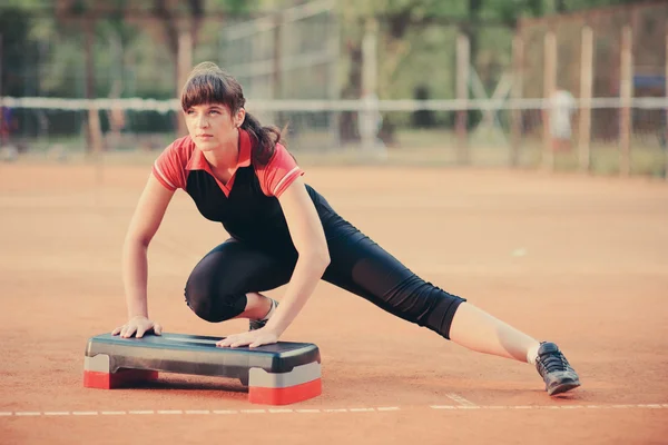 Eine junge Frau, die sich im Freien fit hält — Stockfoto