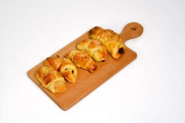 Breakfas önce ahşap tablet lezzetli ev yapımı kruvasan