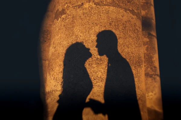 Romantische Hochzeitspaare küssen sich bei Sonnenuntergang — Stockfoto