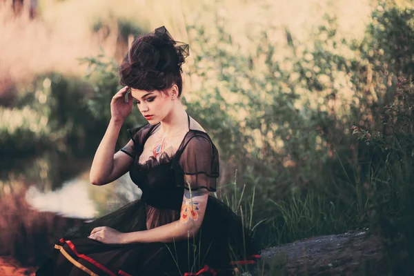 Chica encantadora en un hermoso vestido en un fondo de la naturaleza —  Fotos de Stock