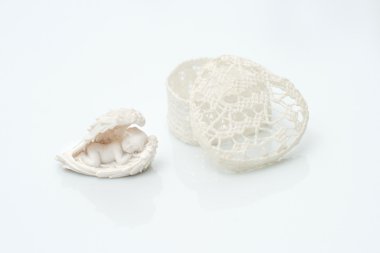 Kutusu bir angel oyuncağı, beyaz bir arka plan üzerinde kalp şeklinde