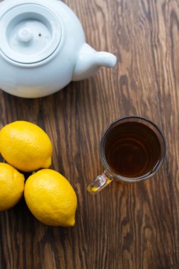 çaydanlık ve bardak limonlu çay