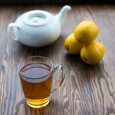 çaydanlık ve bardak limonlu çay
