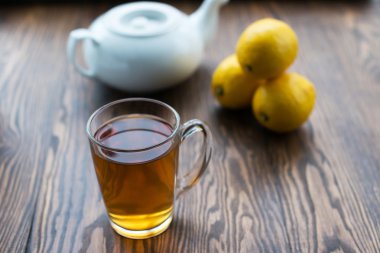 çaydanlık ve bardak limonlu çay