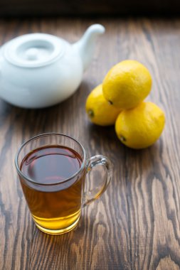 çaydanlık ve bardak limonlu çay