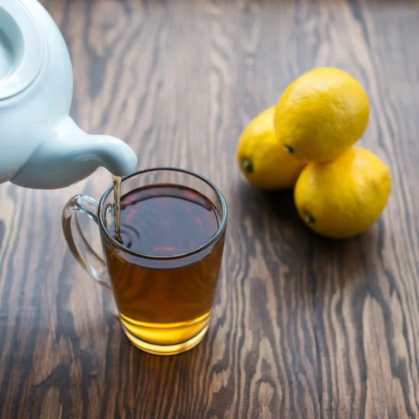 çaydanlık ve bardak limonlu çay