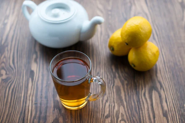 çaydanlık ve bardak limonlu çay