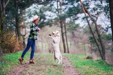 Ahşap bir köpek ile genç kız