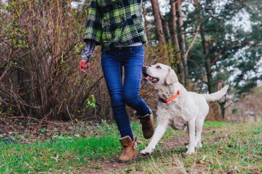 Ahşap bir köpek ile genç kız