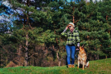 Ormanda güzel kızla oynayan Alman çoban