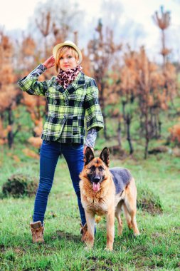 Ormanda güzel kızla oynayan Alman çoban