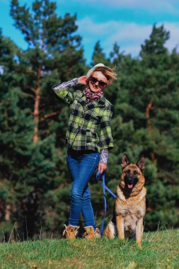 Ormanda güzel kızla oynayan Alman çoban