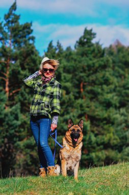 Ormanda güzel kızla oynayan Alman çoban