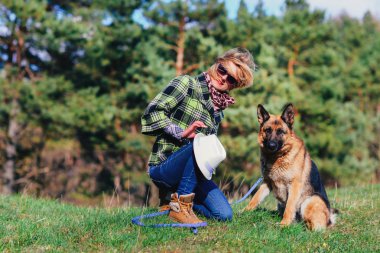 Ormanda güzel kızla oynayan Alman çoban