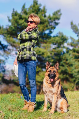 Ormanda güzel kızla oynayan Alman çoban