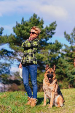 Ormanda güzel kızla oynayan Alman çoban