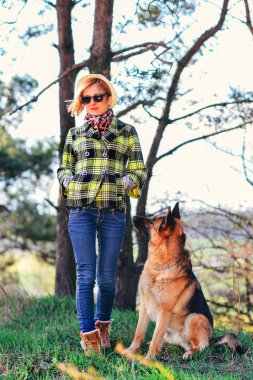 Ormanda güzel kızla oynayan Alman çoban