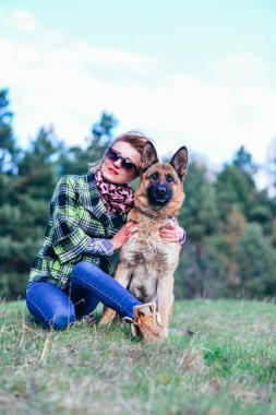 Ormanda güzel kızla oynayan Alman çoban