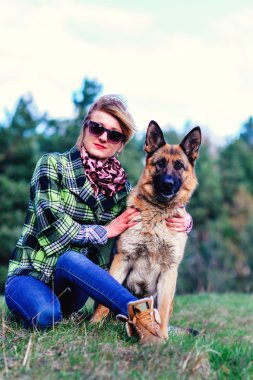 Ormanda güzel kızla oynayan Alman çoban