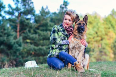 Ormanda güzel kızla oynayan Alman çoban