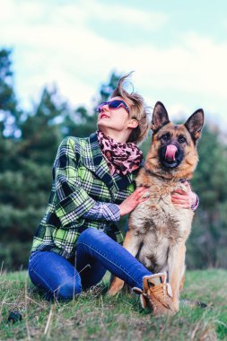 Ormanda güzel kızla oynayan Alman çoban