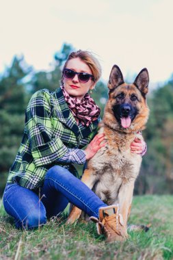 Ormanda güzel kızla oynayan Alman çoban