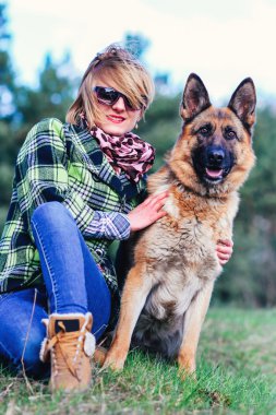 Ormanda güzel kızla oynayan Alman çoban