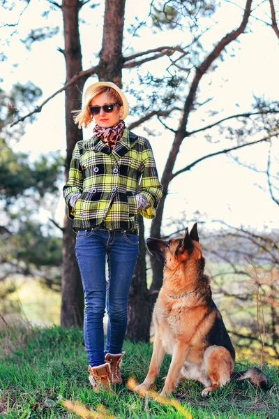 Ormanda güzel kızla oynayan Alman çoban