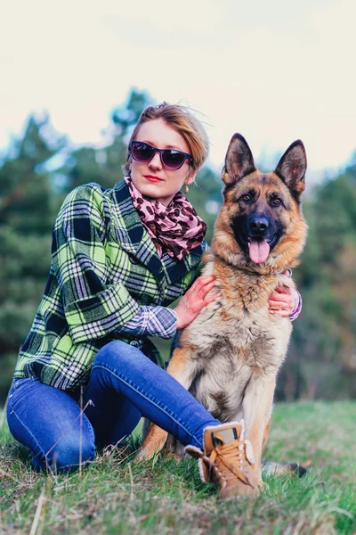 Ormanda güzel kızla oynayan Alman çoban