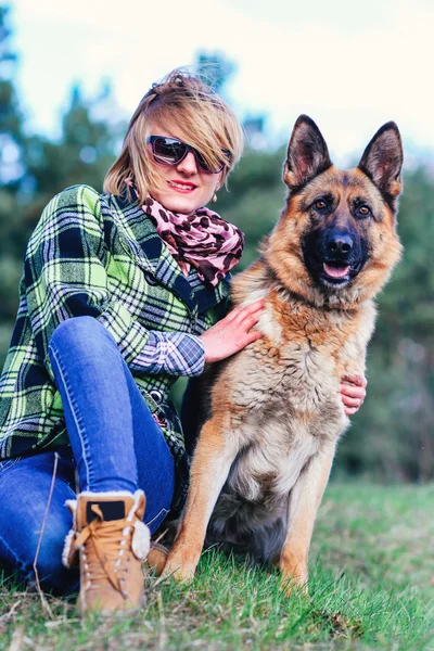 Ormanda güzel kızla oynayan Alman çoban