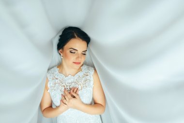 Genç ve güzel gelin uzun bir fantezi dünyasındaki üzerinde duran elbise 