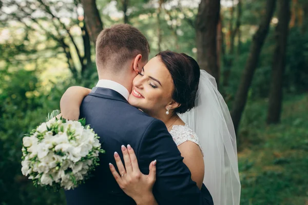 Sposa felice in una passeggiata nel parco — Foto Stock