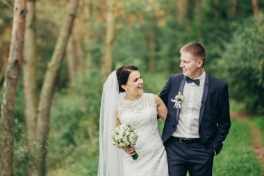 Parkta bir yürüyüş üzerinde mutlu gelin