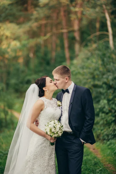 Sposa felice in una passeggiata nel parco — Foto Stock