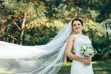 Genç ve güzel gelin uzun bir fantezi dünyasındaki ayakta Giydir 