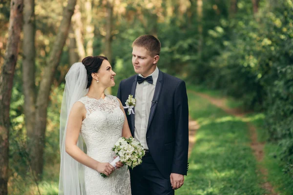 Sposa felice in una passeggiata nel parco — Foto Stock